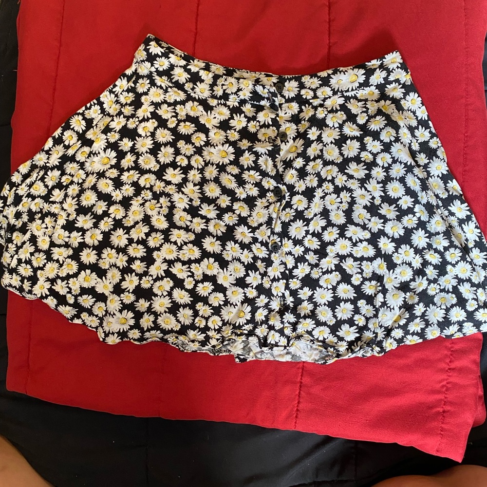 Daisy print black skirt